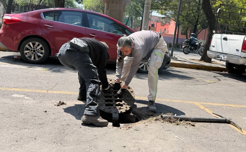Alcaldía Cuauhtémoc realiza trabajos de desazolve en Tlatelolco; intervienen 26 puntos del drenaje.
Foto: Especial.