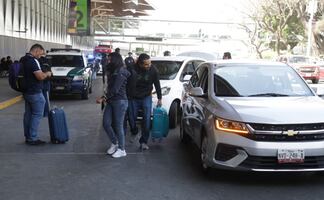 Espacios más alejados para abordar Uber y Didi en el AICM; la propuesta de Sheinbaum ante protestas de taxistas