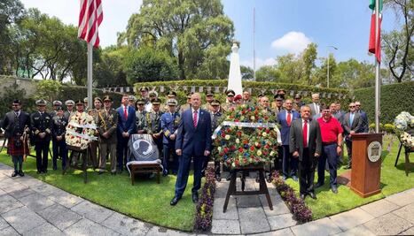 Embajador Ronald Johnson reconoce a “los caídos” de México en el Memorial Day; rinde homenaje a militares de EU