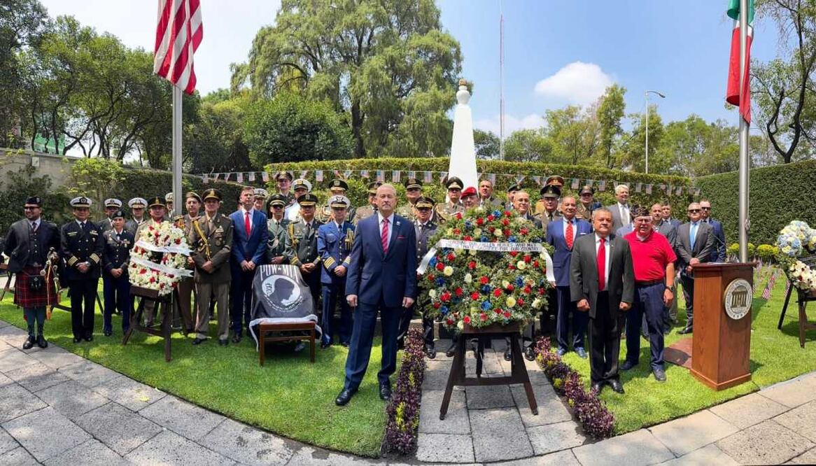 Embajador Ronald Johnson reconoce a “los caídos” de México en el Memorial Day este 26 de mayo del 2025. Foto: Especial