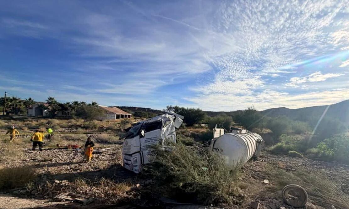 Una pipa que transportaba hidrocarburos volcó en la carretera transpeninsular, en el tramo Santa Rosalía–Loreto, en Baja California Sur. Foto: especial