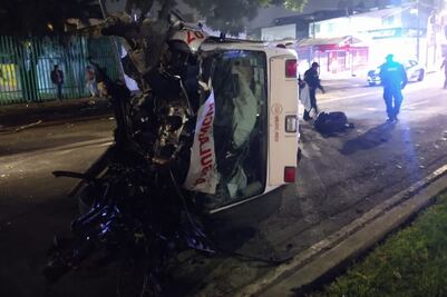 Ambulancia choca contra poste y termina volcada en Coyoacán; reportan un herido 