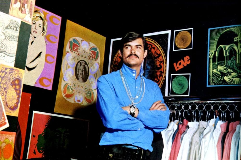 Corre el año de 1971, y un joven elegantemente vestido posa para la cámara dentro de la famosa boutique psicodélica “Sexto Sentido”, situada en la Zona Rosa. Imagen: Col. Villasana-Torres