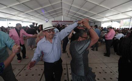 Con mega danzón festejan en CDMX el día del Adulto Mayor