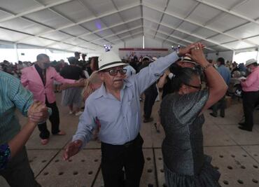 Con mega danzón festejan en CDMX el día del Adulto Mayor