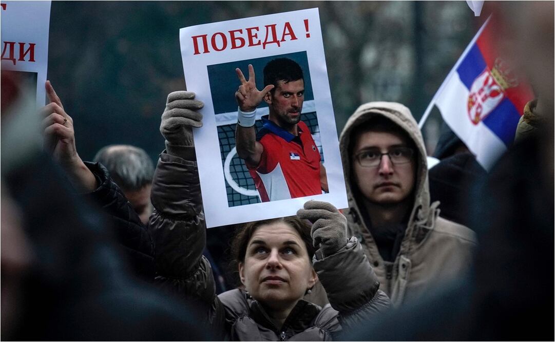 Una mujer sostiene un cartel que dice "¡Victoria!", durante una manifestación frente a la Asamblea Nacional de Serbia, en Belgrado. FOTO: AFP