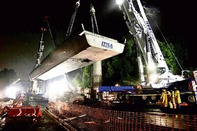 Lluvia y frío no paran colocación de 'ballenas'