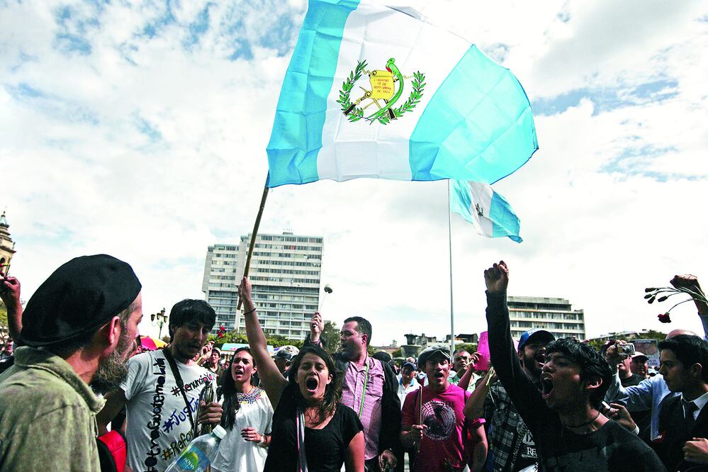 Manifestantes guatemaltecos, durante la protesta del sábado pasado frente al Palacio Nacional, en la capital. Los participantes exigieron el fin de la corrupción en el país (ESTEBAN BIBA / EFE)
