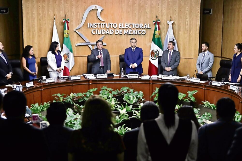 Mario Velázquez, presidente del IECM (tercero de izq. a der.), dio el banderazo de inicio al proceso electoral de 2018 y aseguró que el instituto garantizará el voto libre de los capitalinos y castigará cualquier intento por distorsionarlo (LUCÍA GODÍNEZ)