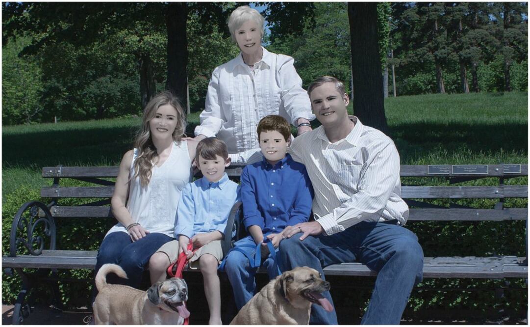 De acuerdo con un post en Facebook de la familia, pagaron a un fotógrafo que afirmó ser un profesional, 250 dólares por una sesión fotográfica familiar