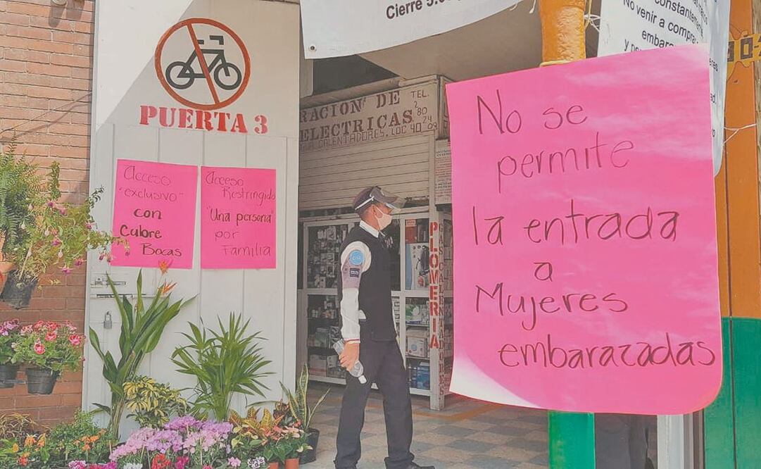 En la entrada de los mercados se colocaron carteles con las medidas de higiene y seguridad que los compradores deben seguir para evitar contagios y que de esa forma no paren las actividades y se afecte a los vendedores. Foto: CLAUDIA GONZÁLEZ