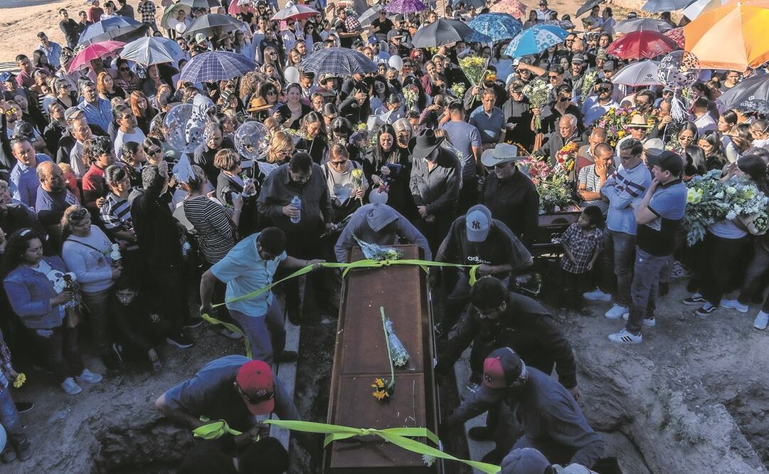 La comunidad de Colotlán acompañó los féretros de Daniela, Viviana y Paola hasta el panteón municipal, donde las despidieron entre aplausos. Foto: Diana Valdez / EL UNIVERSAL