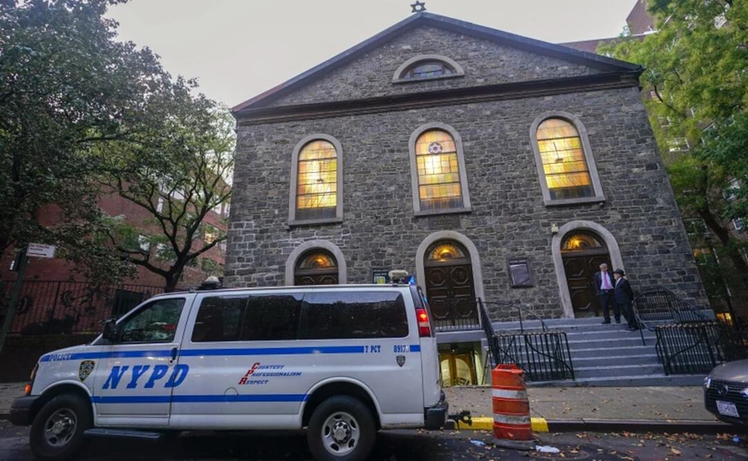 Una camioneta del Departamento de Policía de Nueva York se estaciona frente a una sinagoga en Manhattan, el sábado 7 de octubre de 2023. Foto: AP