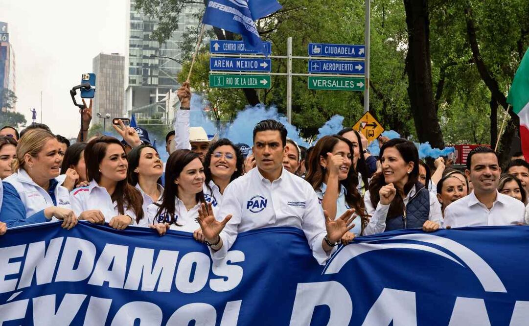 Dirigentes y políticos panistas marchan sobre Paseo de la Reforma junto con simpatizantes en el relanzamiento de Acción Nacional. Foto: Hugo Salvador / EL UNIVERSAL