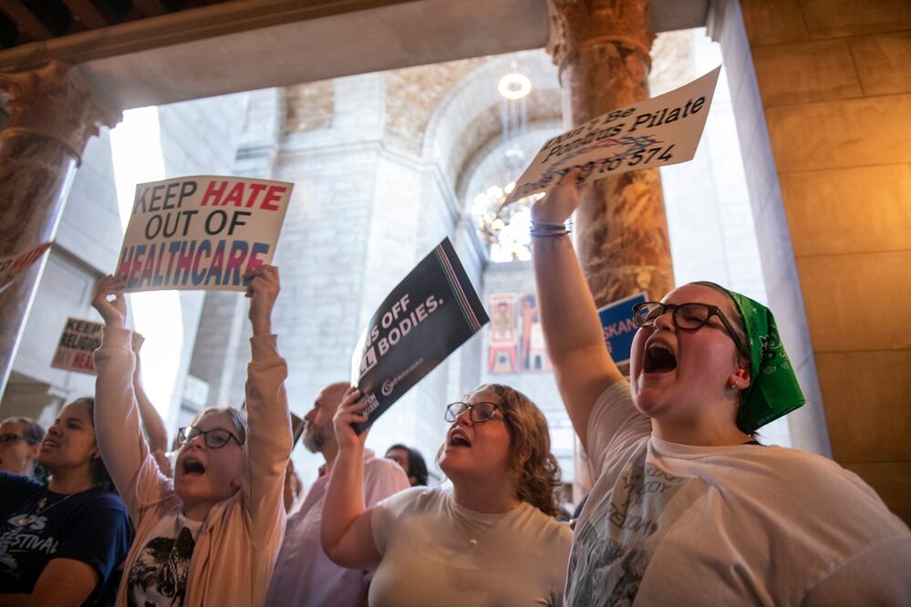 Opositores a la iniciativa que limita la atención para jóvenes trans, frente a la cámara legislativa, en Lincoln, Nebraska. Foto: AP