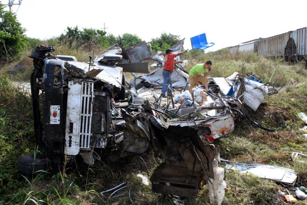 Tren arrolla autobús en Sinaloa; reportan 4 muertos
