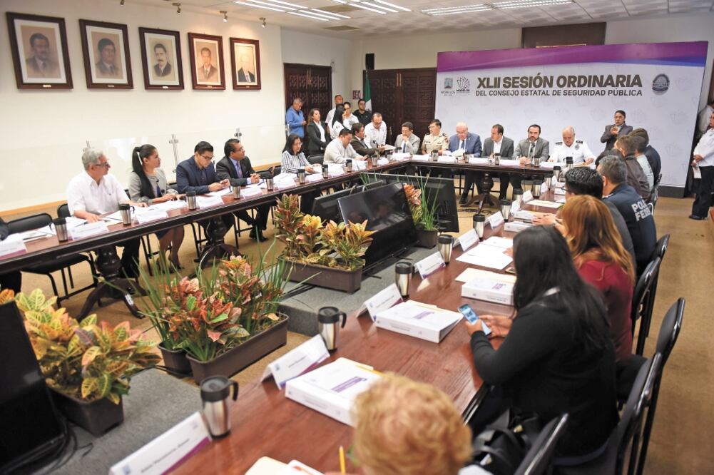 En la tercera reunión de la coordinación estatal para el programa nacional de reconstrucción el gobernador, Cuauhtémoc Blanco, informó que se rehabilitarán viviendas, escuelas y hospitales. Foto/TONY RIVERA. EL UNIVERSAL