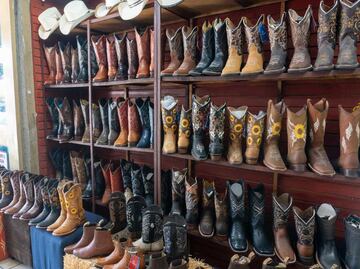 El viernes entra en vigor veto a importación temporal de calzado, textiles, confecciones y endulzantes; impulsarán industria nacional