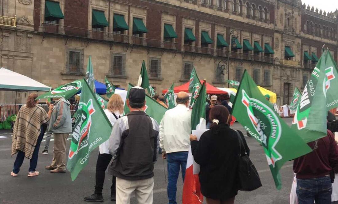 Un grupo de ciudadanos con playeras verdes, banderas de México y de FRENAA se colocaron frente al balcón central de Palacio Nacional. Foto: Alberto Morales y Enrique Gómez / EL UNIVERSAL