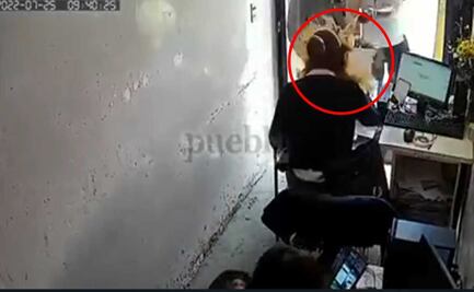 Directiva del DIF arroja agua con chile e intenta rapar a mujer al acusarla de andar con su marido