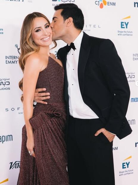 Beso entre Cynthia Rodríguez y Carlos Rivera en la alfombra de los Emmy Internacional.
FOTO: @eltatomx