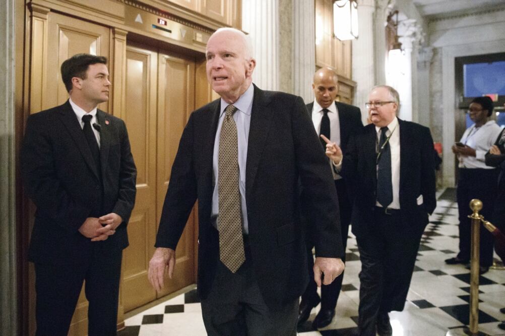 El senador republicano John McCain cuestionó la utilidad de un muro y señaló que no es viable que México pague por él (SCOTT APPLEWHITE. AP)