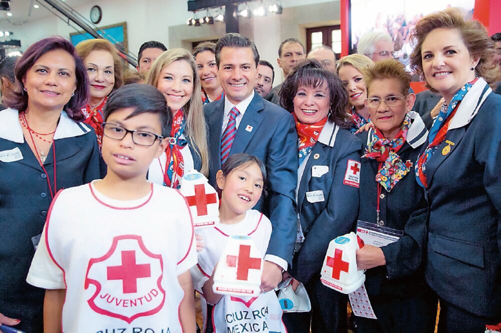 El presidente Enrique Peña Nieto destacó en Los Pinos que la Cruz Roja es un ejemplo de unidad nacional, de generosidad y altruismo (PRESIDENCIA)