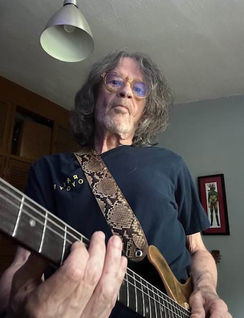 El músico, fundador, guitarrista y compositor de "La Revolución de Emiliano Zapata", dejó un legado en la historia del rock mexicano con éxitos como "Nasty Sex", tema que llevó a la banda a conquistar escenarios internacionales durante la década de los 70.
Instagram eljavisrevo
