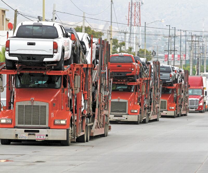 Las ventas de autos, camiones y autopartes, que representan una tercera parte de las exportaciones totales, se redujeron 2.8%. ARCHIVO EL UNIVERSAL