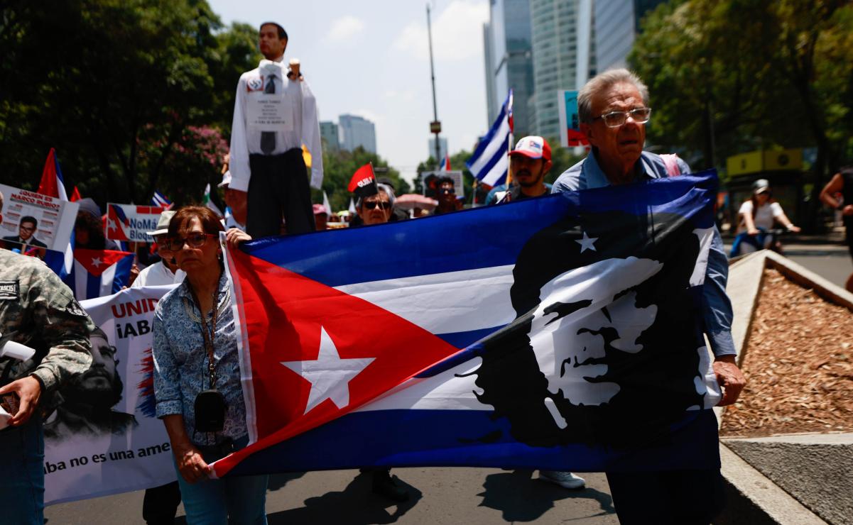 Cubanos en México marchan a la antigua embajada de EU para exigir fin al bloqueo a la isla