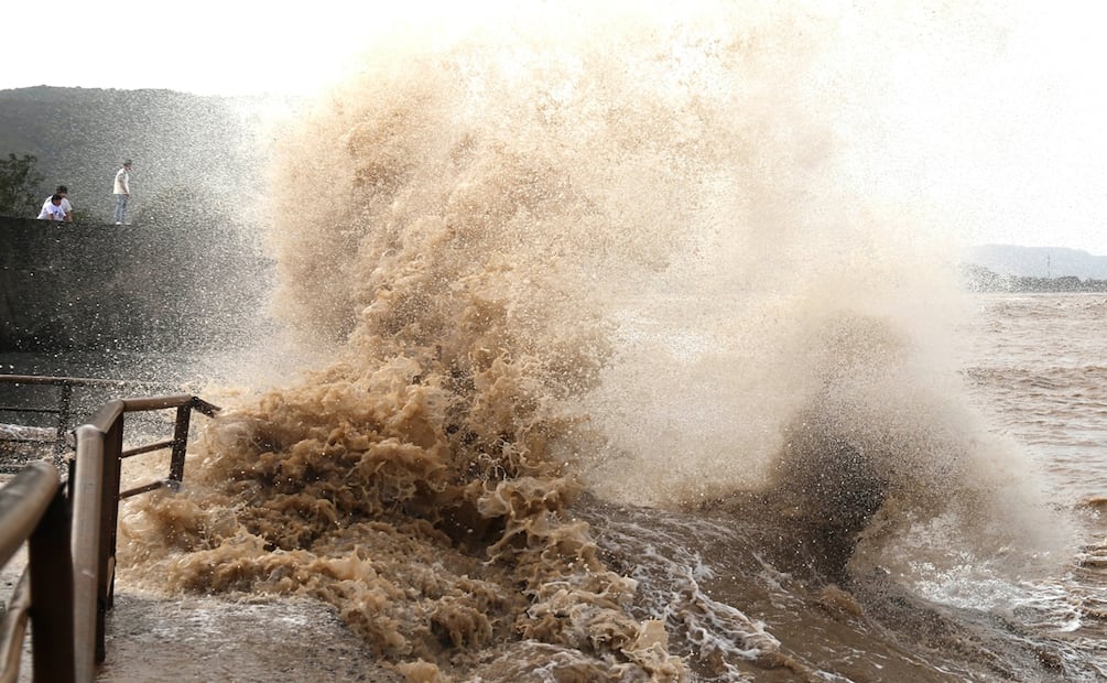 En China, evacúan a miles de personas por tifón Bavi. Foto: AP