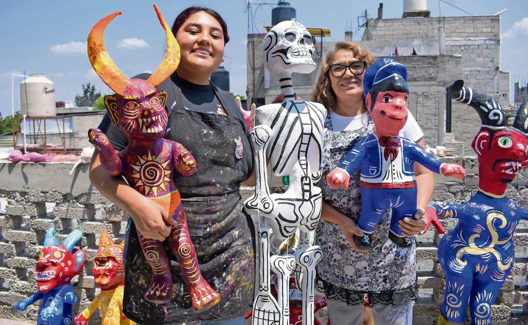 Angélica y sus hijas son una de las familias que crean los diablitos de
forma tradicional aprendieron del
maestro Felipe Susano. Foto: Santiago Cadena/EL UNIVERSAL