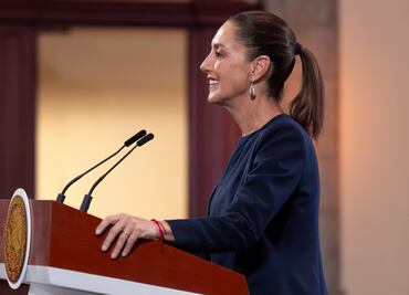 Sheinbaum felicita a los maestros en su día; revisará aumento salarial y otras prestaciones