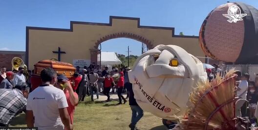 Una botarga de quesillo se hace viral por bailar en funeral de Oaxaca