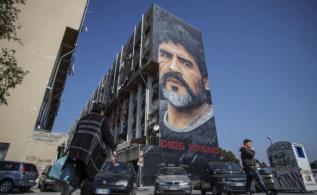 El autor del mural de Maradona en Nápoles es Jorit Agoch. Foto:  EFE/CESARE ABBATE, archivo