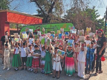 El profe de la combi que ayuda a niños