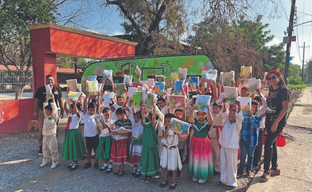 En la combi del Saber Musical, modelo 1989; en La Biblioteca Móvil, modelo 1987 y en una tercera, modelo 2000, el maestro lleva útiles, juguetes y felicidad a los niños. Foto: de Roberto Aguilar Grimaldo