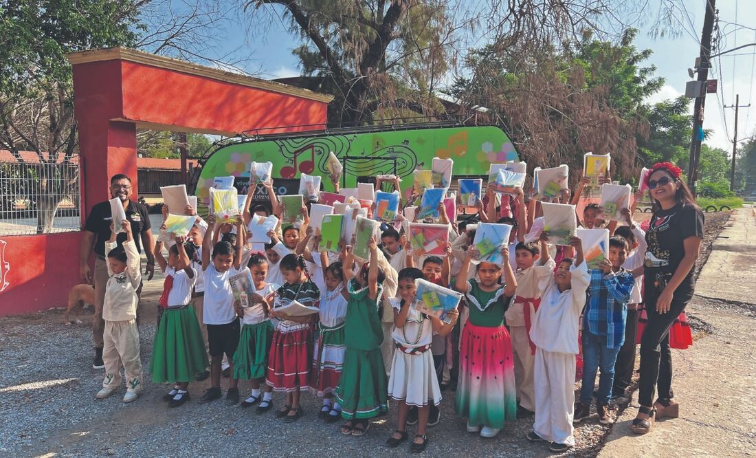 En la combi del Saber Musical, modelo 1989; en La Biblioteca Móvil, modelo 1987 y en una tercera, modelo 2000, el maestro lleva útiles, juguetes y felicidad a los niños. Foto: de Roberto Aguilar Grimaldo