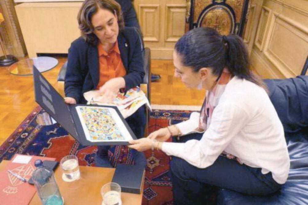 En su cuenta de Twitter, Claudia Sheinbaum publicó esta imagen con la alcaldesa de Barcelona, Ada Colau, y expuso que hay mucho que aprender del esfuerzo que ha hecho por fortalecer la inclusión y el derecho a la vivienda en esta ciudad. (ESPECIAL)