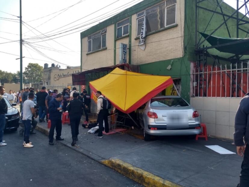 Choca contra puesto de birria y la detienen en Venustiano Carranza