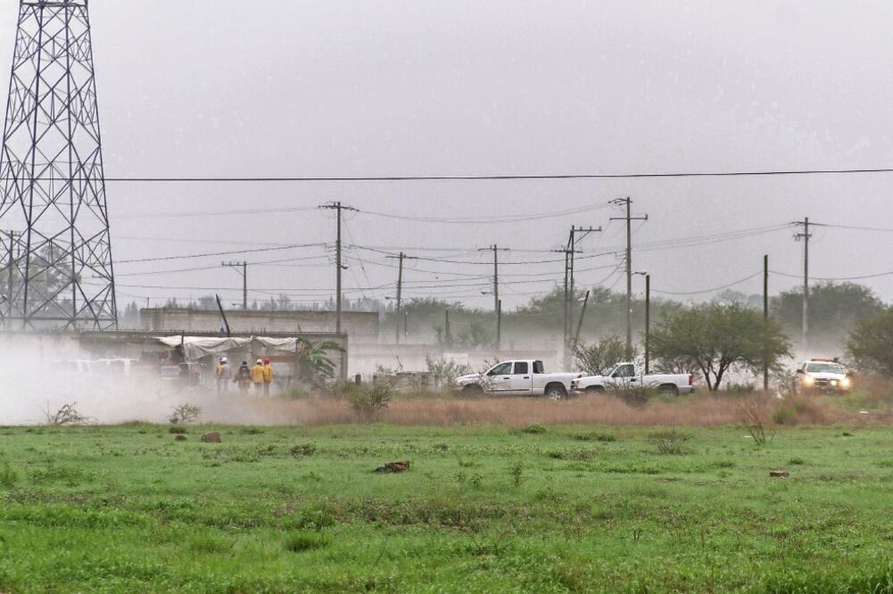 Mientras amanecía, Alberto regresó a la zona donde pudiera ver qué pasaba con su casa pero cuando llegó la Policía Estatal le pidió evacuar. (FOTOS: OBTURE PRESS)