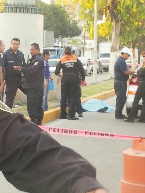 Un hombre de unos 35 años cruzaba la vía López Portillo cuando fue arrollado por un chofer de transporte público (JUAN M. BARRERA / EL UNIVERSAL)