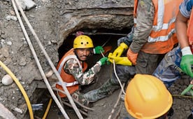 ¡Sorprendente! Encuentran con vida a dos obreros en túnel de Nepal, tras el deslave del 26 de agosto