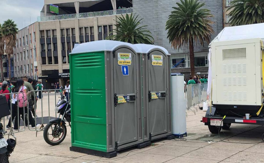 En el Monumento a la Revolución instalaron baños portátiles y pantallas. Foto: Arantxa Meave / EL UNIVERSAL