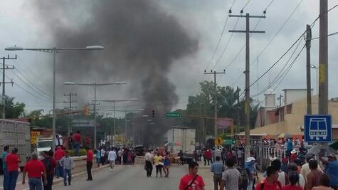 Vandalizan alcaldía de Palenque y saquean tiendas