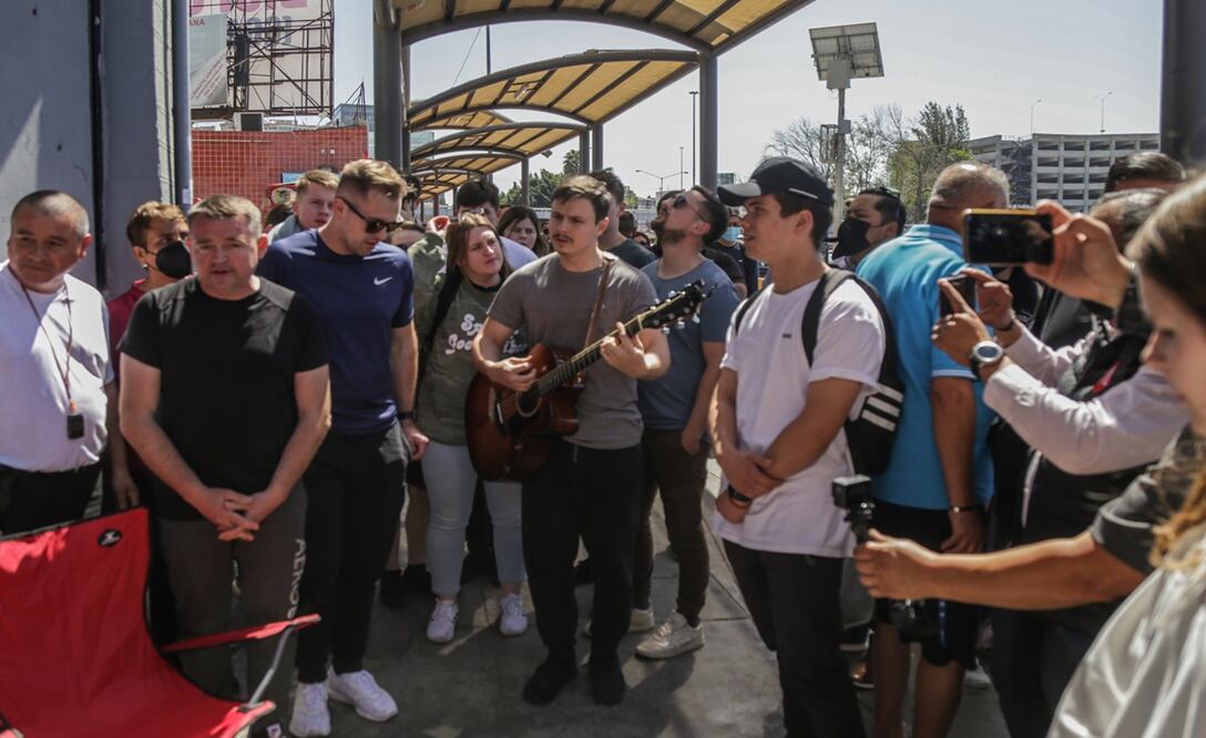 Familias rusas y ucranianas oran junto a miembros de la iglesia Buen Samaritano en un campamento improvisado a un costado de la Garita de San Ysidro, en Tijuana. Foto: EFE