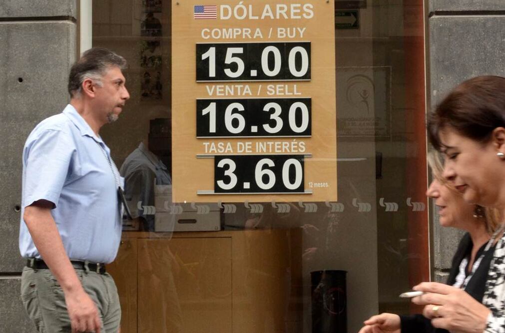 El pasado viernes el dólar alcanzó un máximo de 16.30 a la venta en bancos capitalinos. FOTO: Archivo EL UNIVERSAL