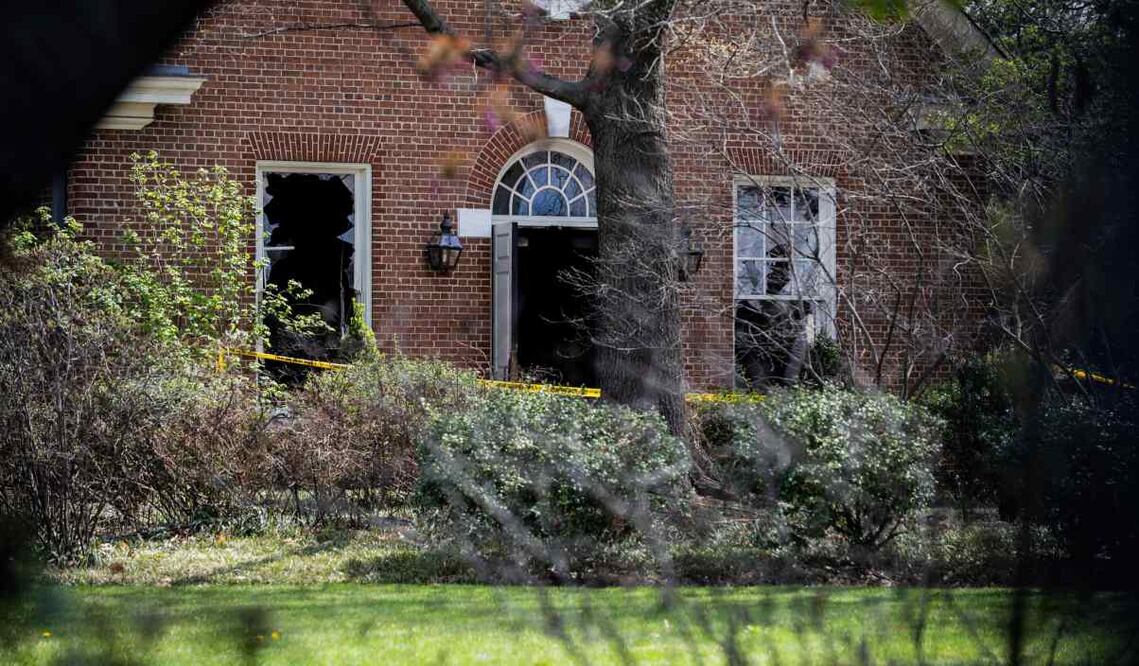 Los daños a la residencia del gobernador Josh Shapiro se muestran después de que alguien prendió fuego al edificio el domingo, 13 de abril 2025 en Harrisburg. Foto: AP