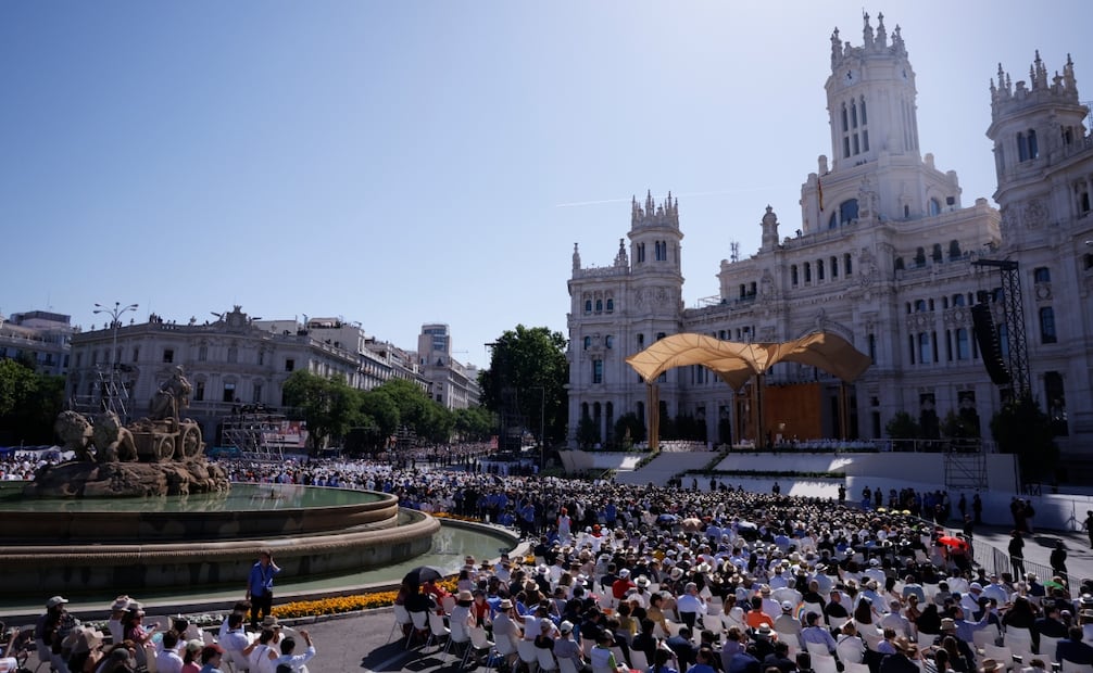 MADRID, 07/06/2026.- Vista general de la misa del Corpus Christi oficiada por el papa León XIV este domingo en la Plaza de Cibeles de Madrid. EFE/Javier Lizón