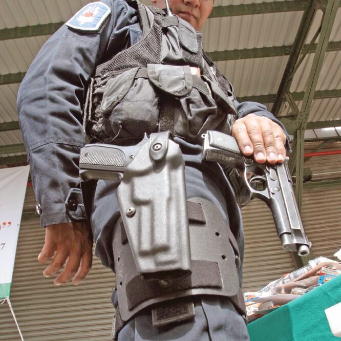 Descontento. La portación de arma de fuego no es delito grave, además si es replica o de juguete, aminora la sanción. (ARCHIVO EL UNIVERSAL)